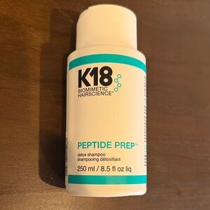 K18 Biomimetic Hairscience Peptide Prep Shampoo - White and Teal